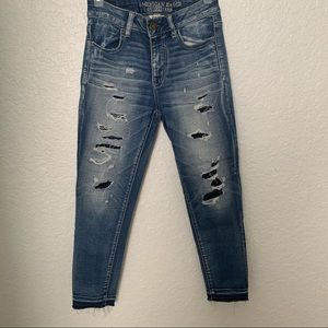 AMERICAN EAGLE HI-RISE RIPPED JEGGING CROP